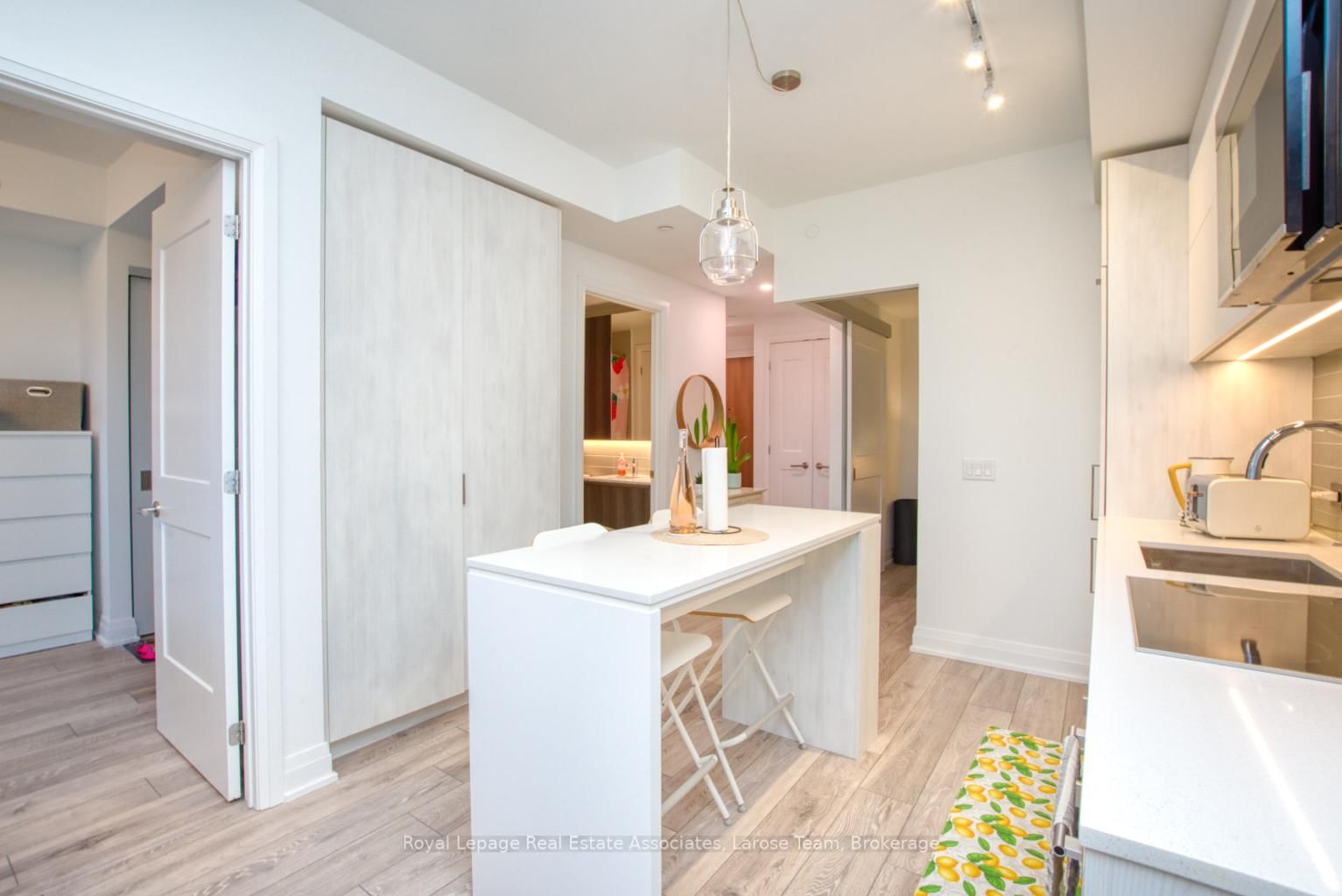 21 Park Street E, Unit 811 - Photo 9