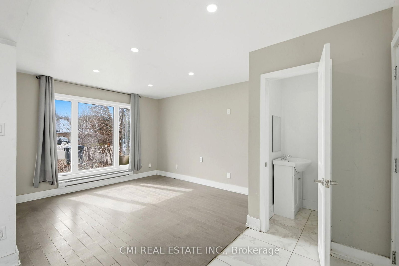 Detached House for sale at 8 Huronia Court, Brampton, Ontario, L6S 2C7 - Central Park - MLS: W13006368