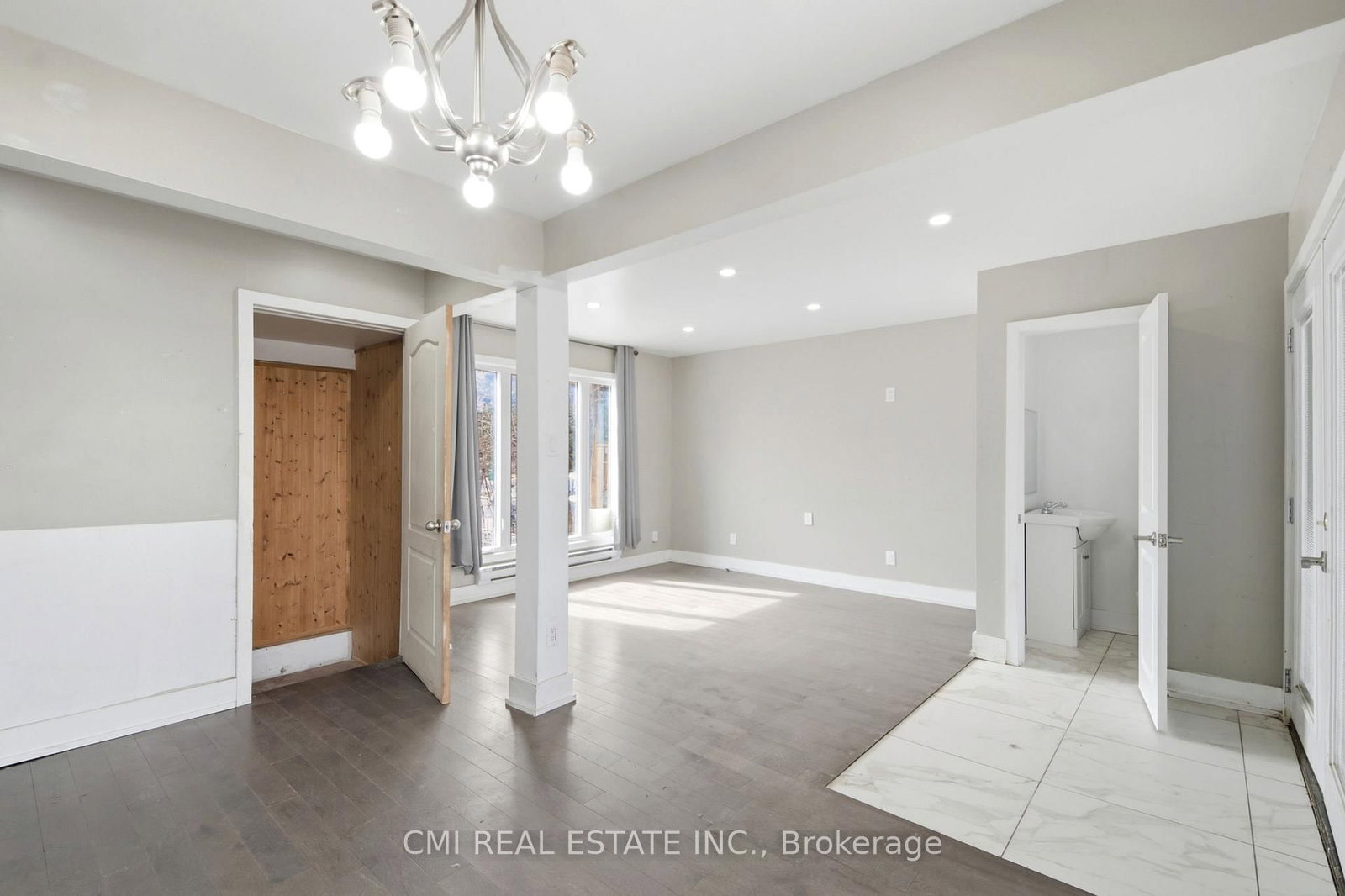 Detached House for sale at 8 Huronia Court, Brampton, Ontario, L6S 2C7 - Central Park - MLS: W13006368