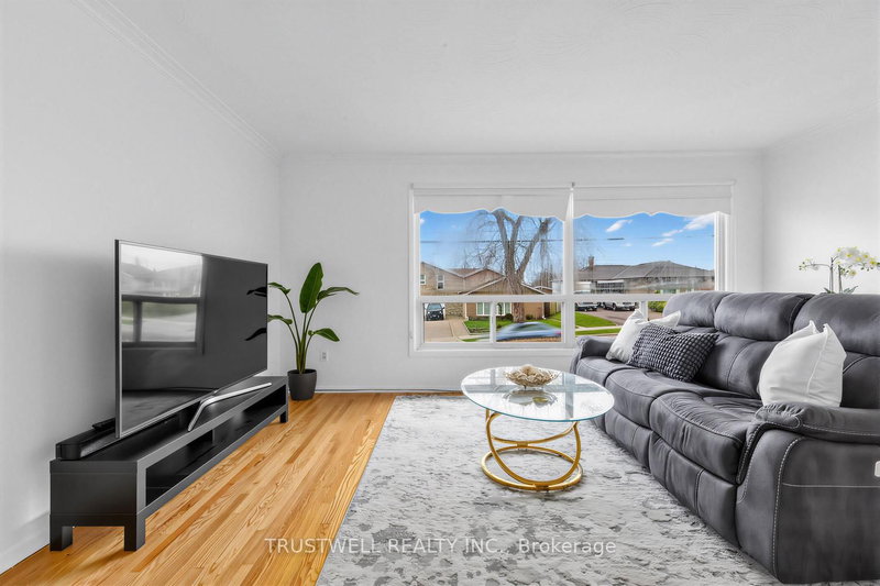 2 Del Ria Rd, Toronto, M6L 1M1 | Image 2