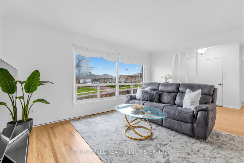 2 Del Ria Rd, Toronto, M6L 1M1 | Image 3