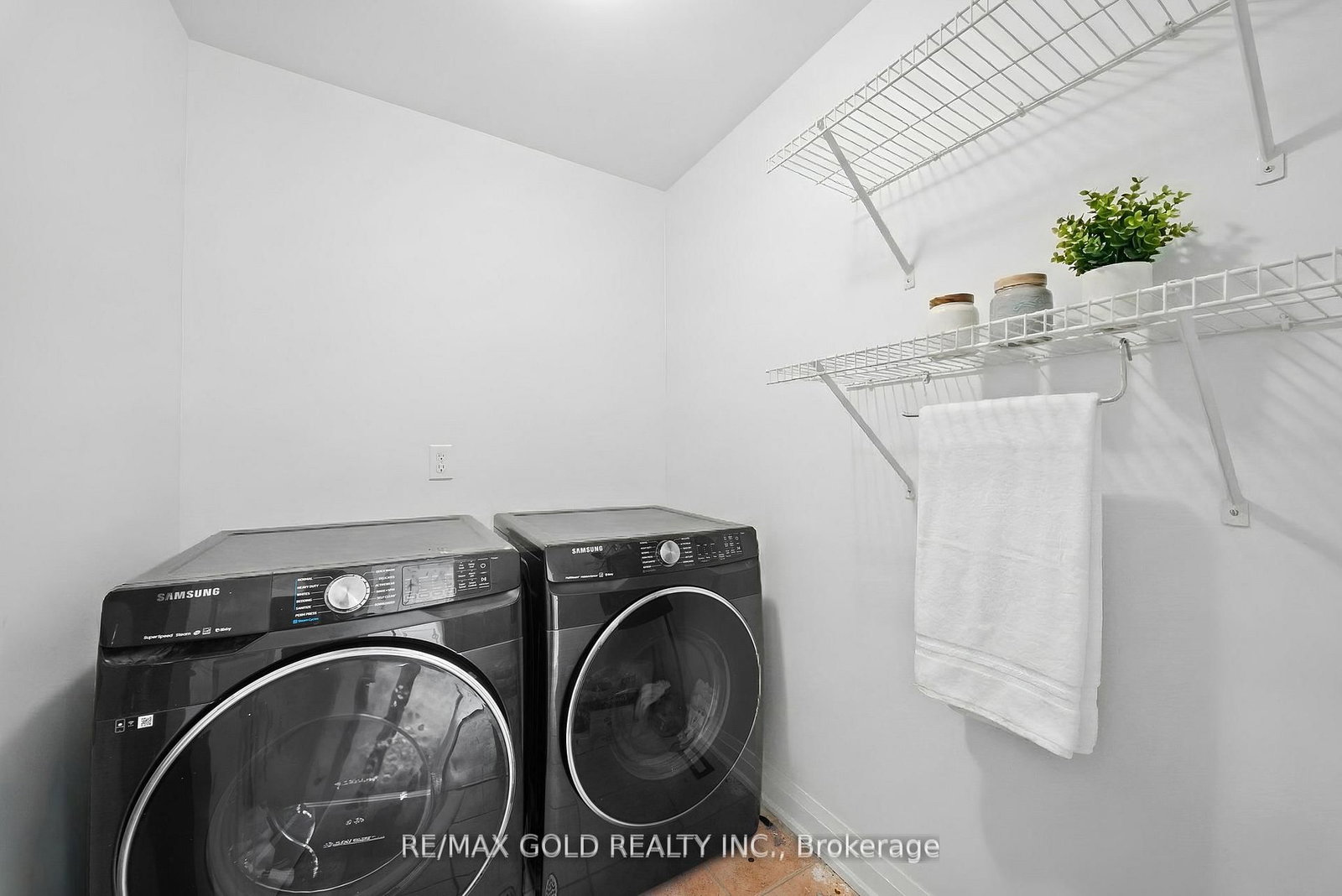 Detached House for sale at 18 Russell Street, Halton Hills, Ontario, L7G 5Y7 - Georgetown - MLS: W13006792