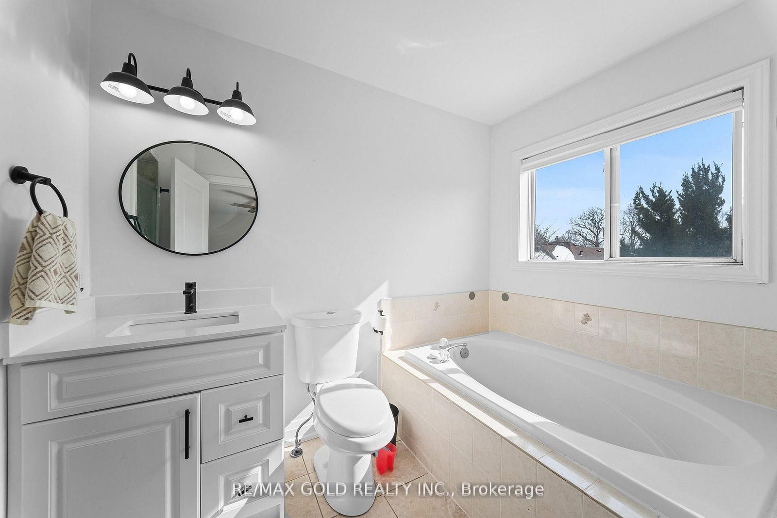 Detached House for sale at 18 Russell Street, Halton Hills, Ontario, L7G 5Y7 - Georgetown - MLS: W13006792