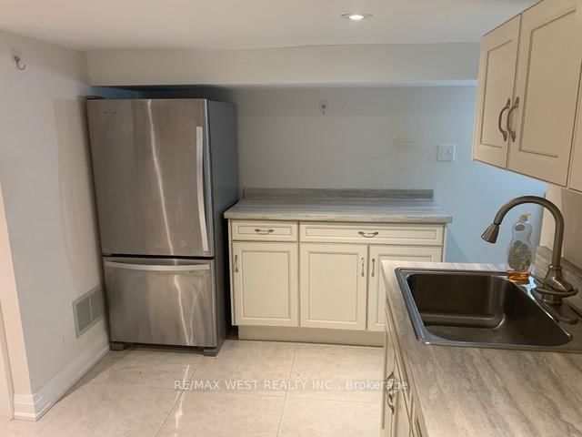 D - 46 Westmoreland Ave, Toronto, M6H 2Z7 | Image 3