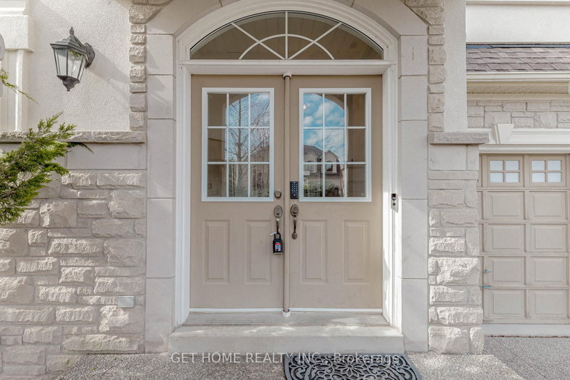 3331 Fox Run Circ, Oakville, L6L 6W4 | Image 3