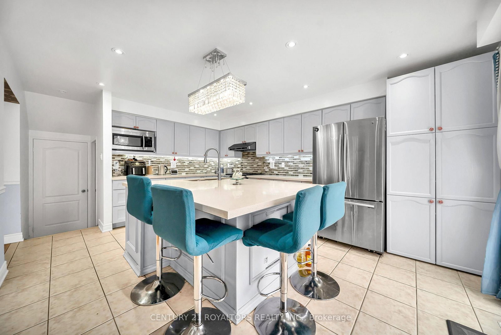 Detached House for sale at 5 Farthingale Crescent, Brampton, Ontario, L7A 1R3 - Fletcher's Meadow - MLS: W13008234