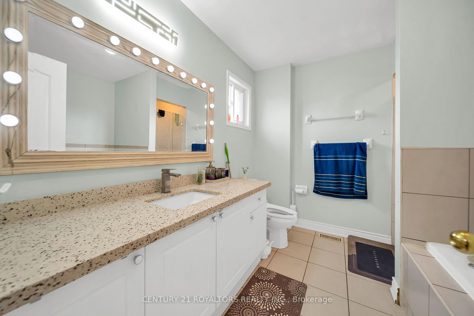 Detached House for sale at 5 Farthingale Crescent, Brampton, Ontario, L7A 1R3 - Fletcher's Meadow - MLS: W13008234