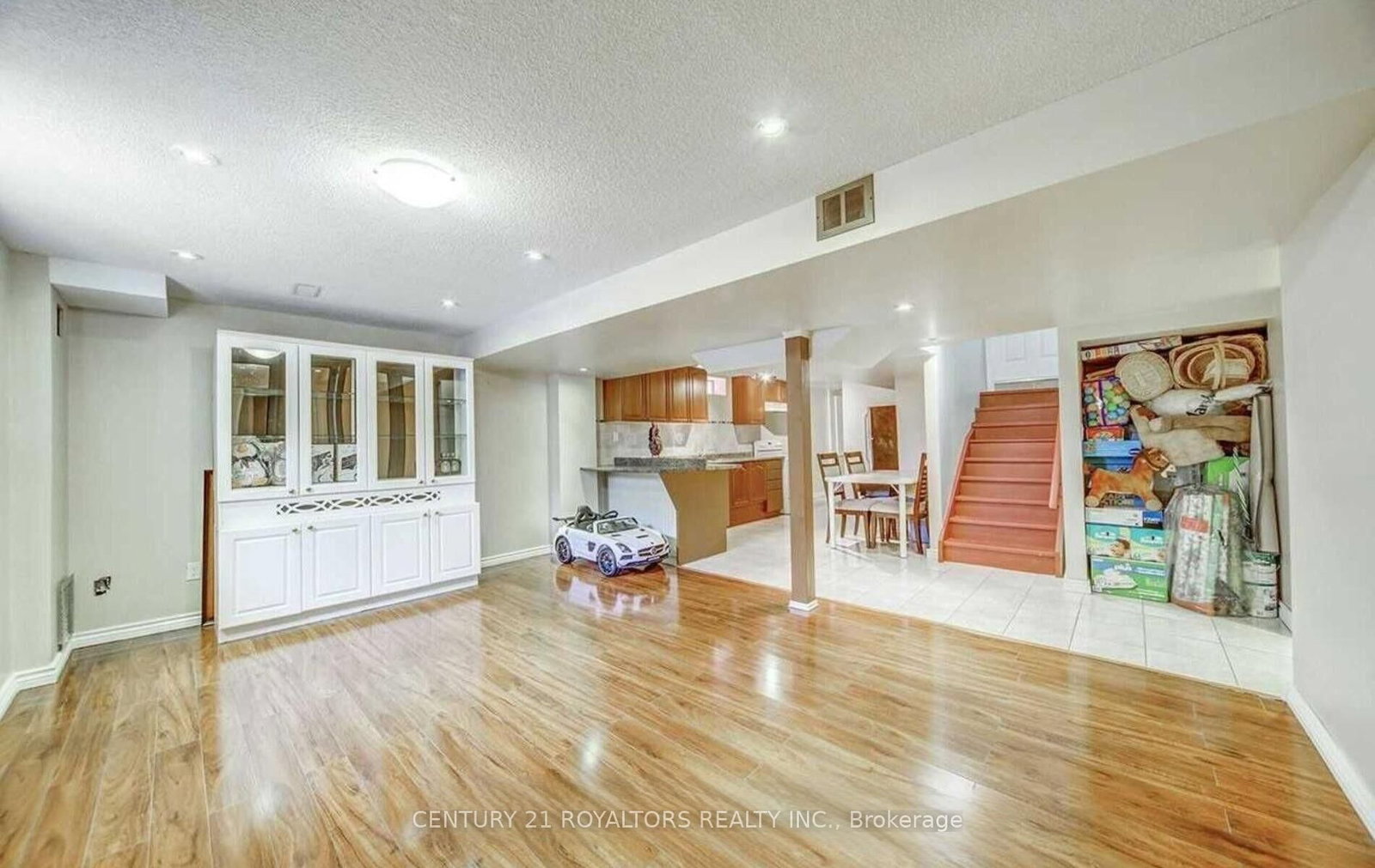 Detached House for sale at 5 Farthingale Crescent, Brampton, Ontario, L7A 1R3 - Fletcher's Meadow - MLS: W13008234