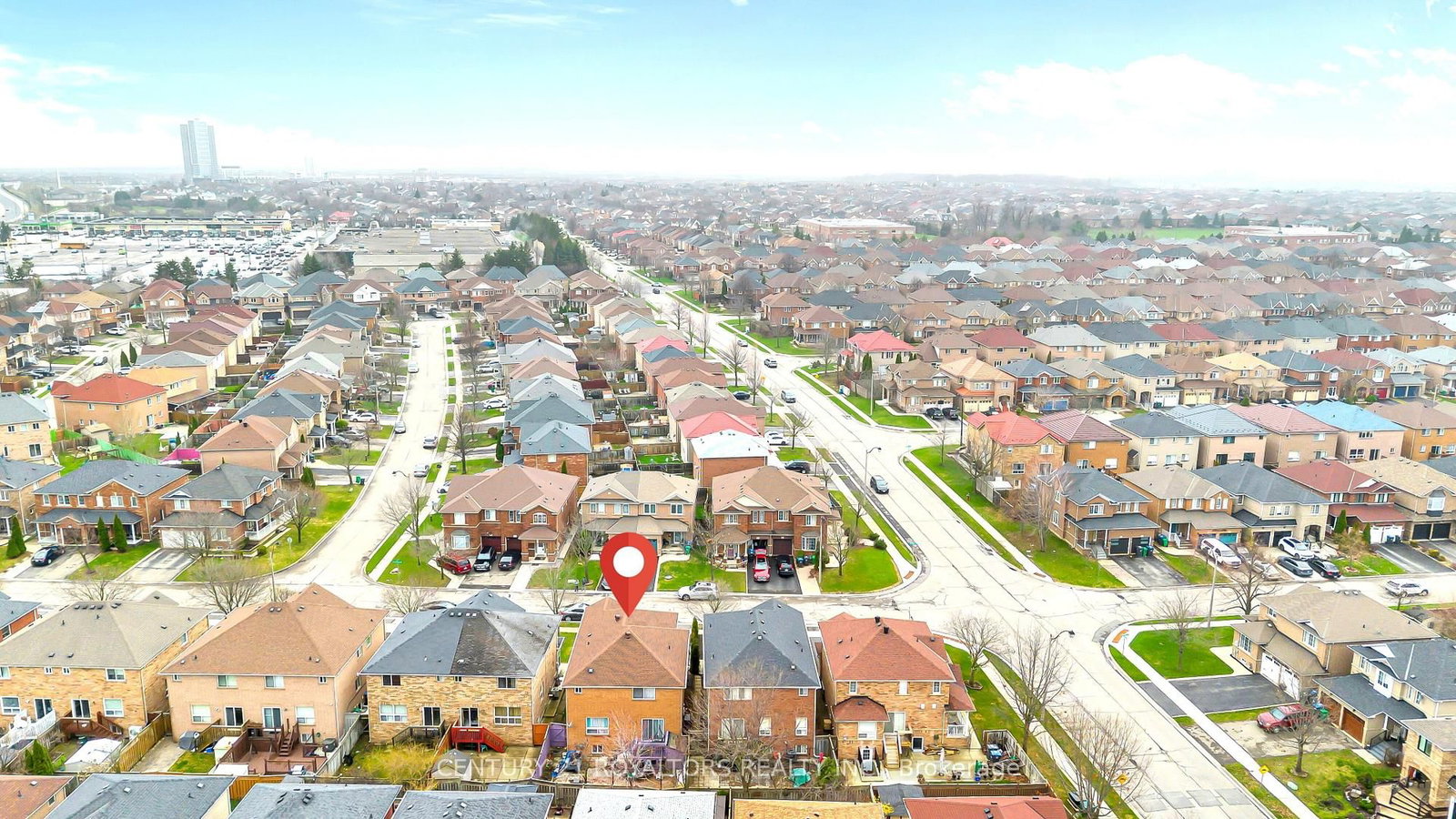 Detached House for sale at 5 Farthingale Crescent, Brampton, Ontario, L7A 1R3 - Fletcher's Meadow - MLS: W13008234