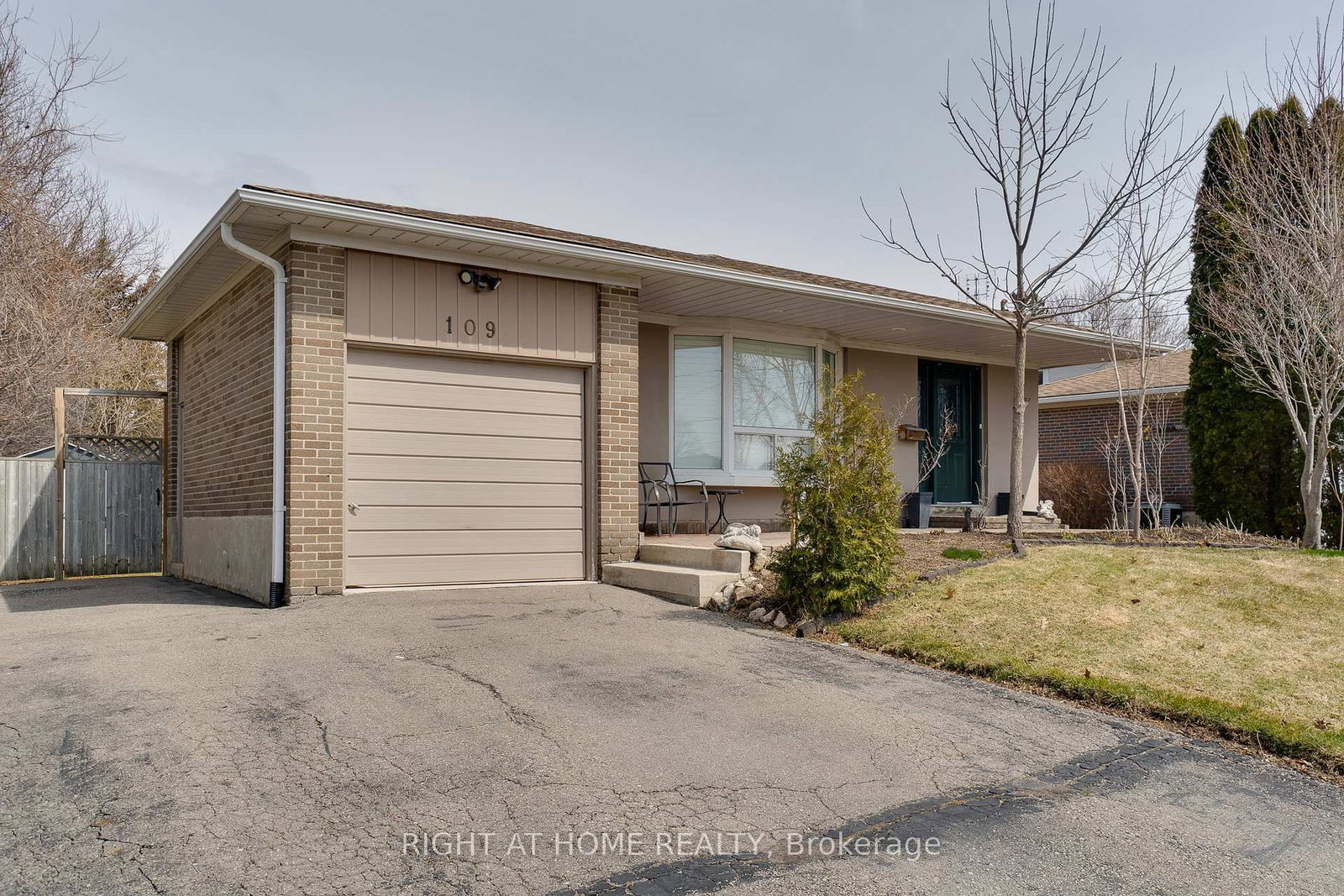 Detached House for sale at 109 Rexway Drive, Halton Hills, Ontario, L7G 1R3 - Georgetown - MLS: W13008468