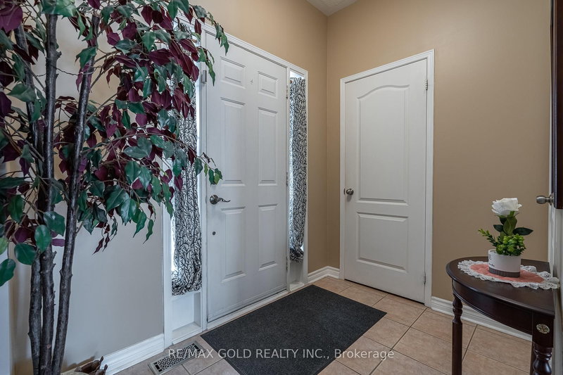 31 Mistdale Cres, Brampton, L7A 1S2 | Image 2