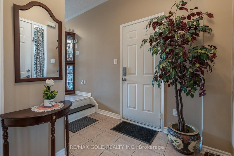 31 Mistdale Cres, Brampton, L7A 1S2 | Image 3