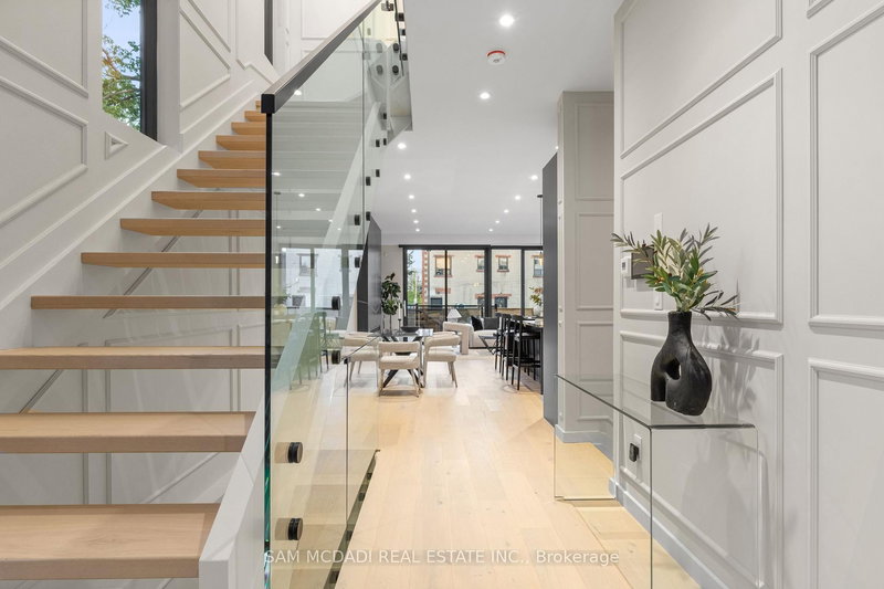 1090 Ella Ave, Mississauga, L5E 1H5 | Image 2