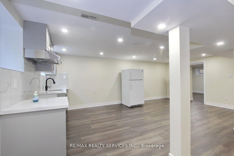 32 Sanford Cres, Brampton, L6X 2C3 | Image 2