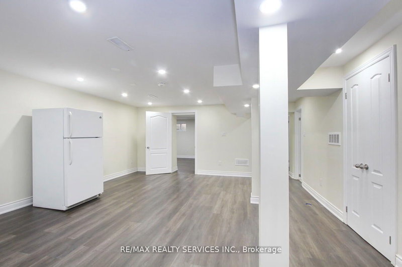 32 Sanford Cres, Brampton, L6X 2C3 | Image 3