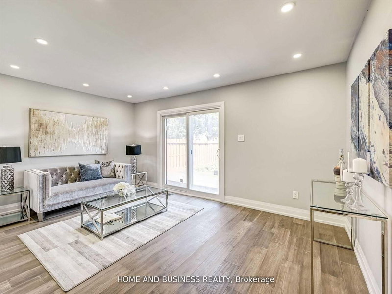 Middle - 470 Louis Dr, Mississauga, L5B 2J6 | Image 3