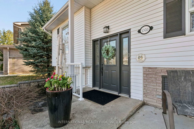 1326 Roxborough Crescent