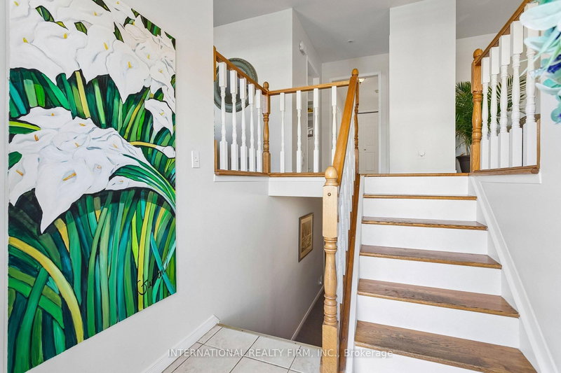 1326 Roxborough Cres, Burlington, L7M 1W9 | Image 3