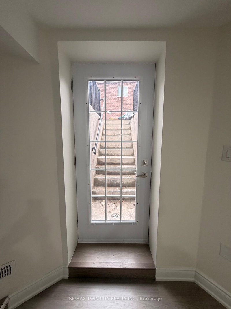 1- 420 Hincks Dr, Milton, L9T 8T6 | Image 2