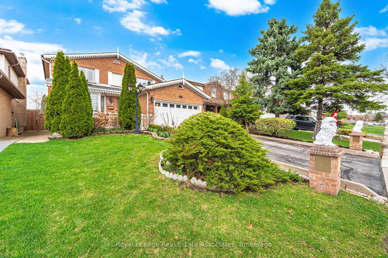 1311 Underwood Dr, Mississauga, L4W 3M9 | Image 2