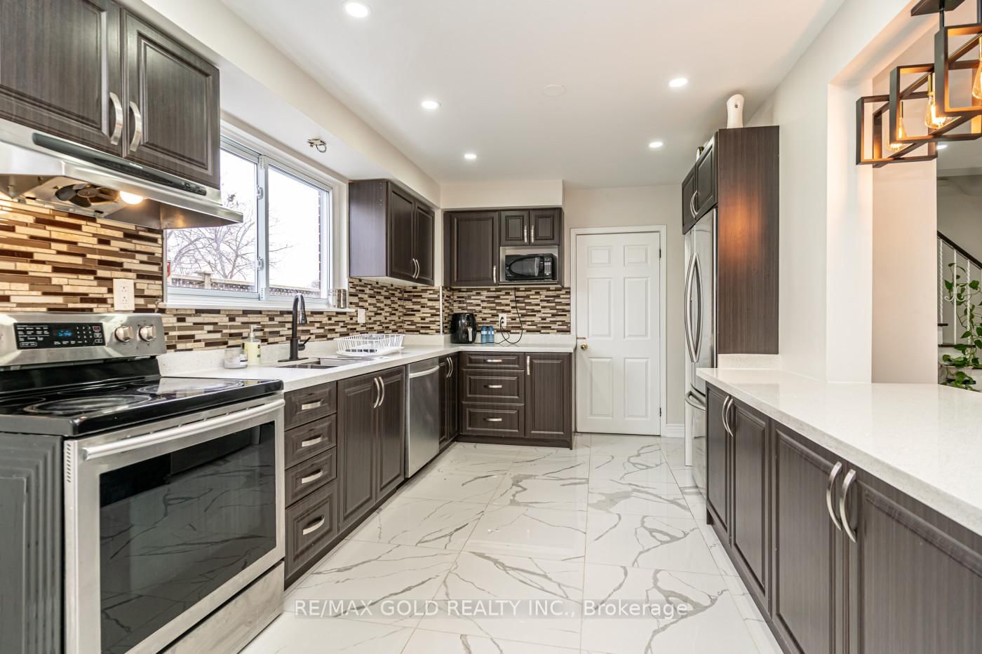 Detached House for sale at 1 Elrose Road, Brampton, Ontario, L6T 2C2 - Southgate - MLS: W13011270