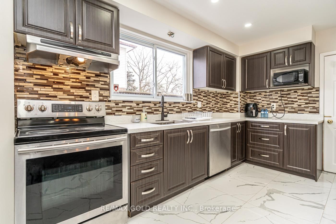 Detached House for sale at 1 Elrose Road, Brampton, Ontario, L6T 2C2 - Southgate - MLS: W13011270