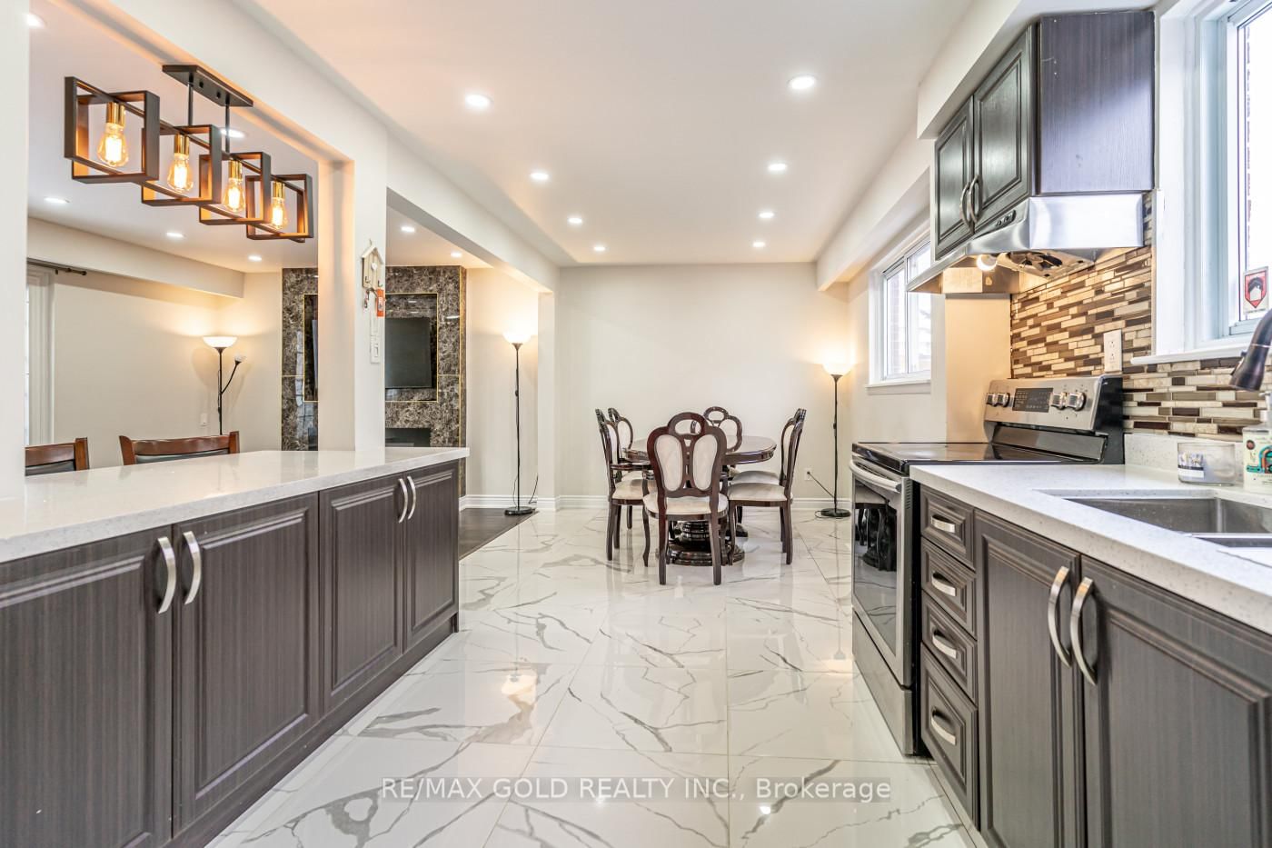 Detached House for sale at 1 Elrose Road, Brampton, Ontario, L6T 2C2 - Southgate - MLS: W13011270