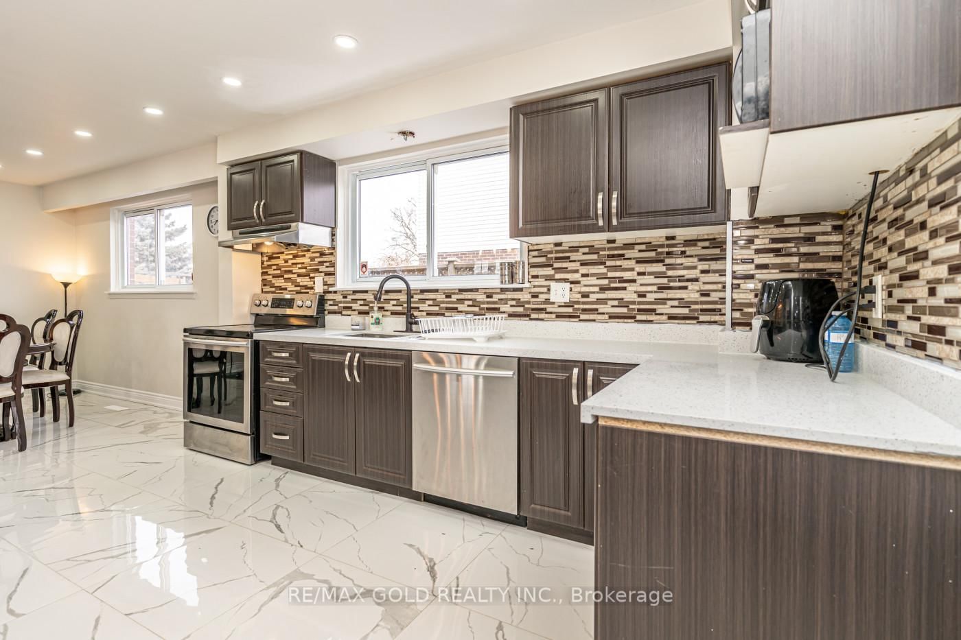 Detached House for sale at 1 Elrose Road, Brampton, Ontario, L6T 2C2 - Southgate - MLS: W13011270