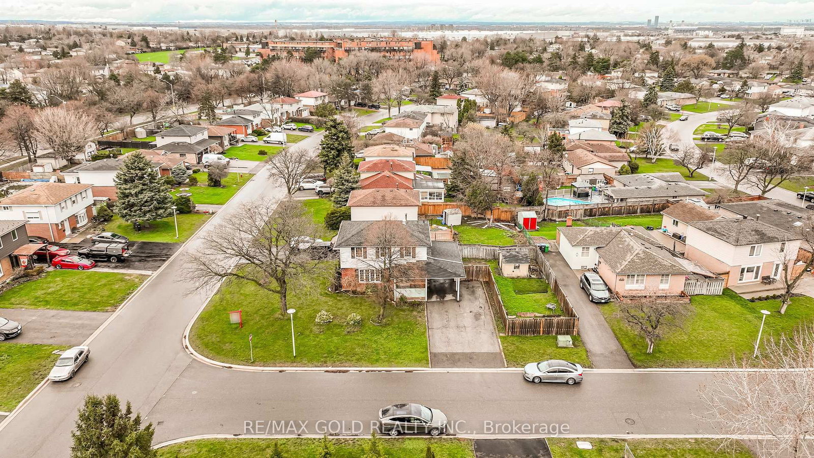 Detached House for sale at 1 Elrose Road, Brampton, Ontario, L6T 2C2 - Southgate - MLS: W13011270