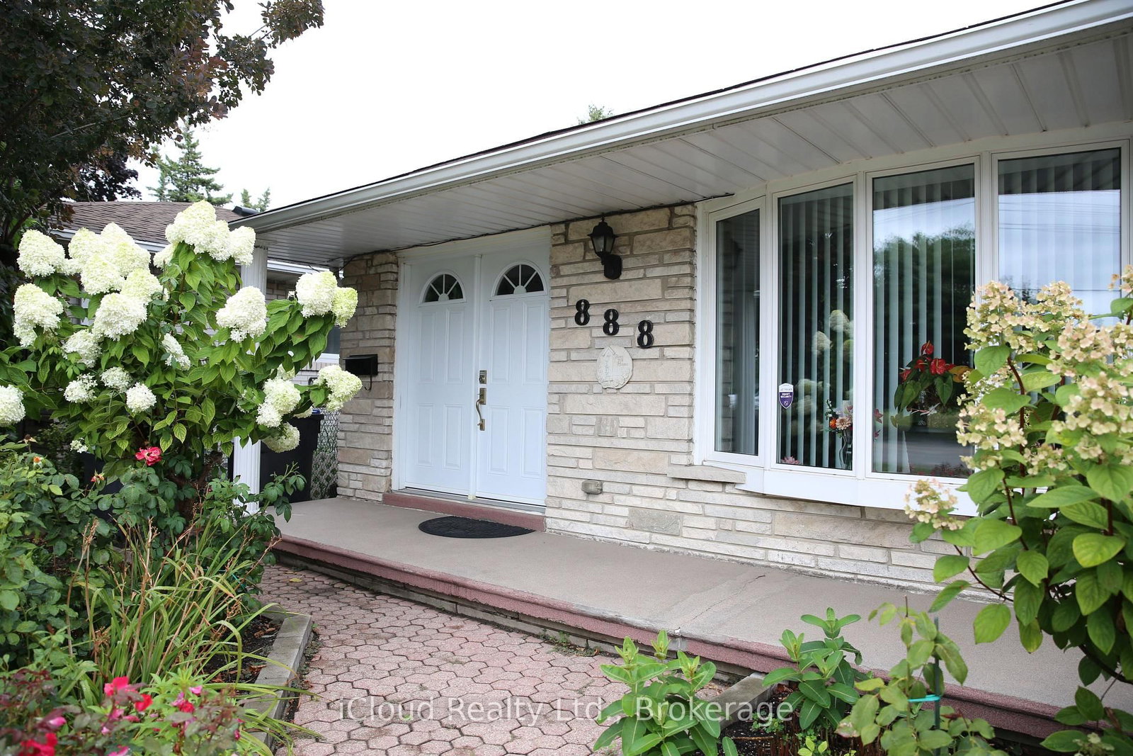 888 Bloor Street - Photo 2