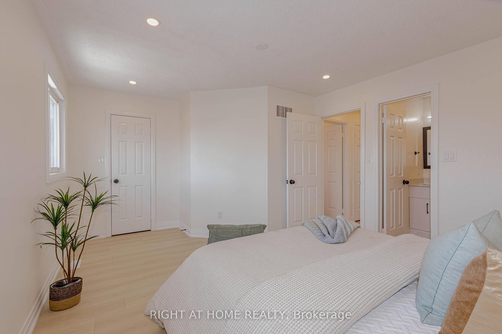 Detached House for sale at 21 Carabram Court, Brampton, Ontario, L6X 4M2 - Brampton West - MLS: W13011894