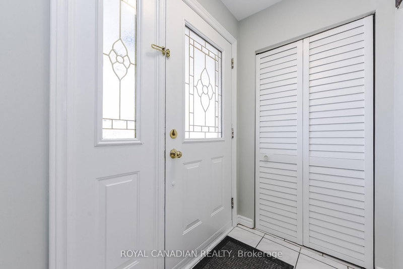 7566 Lockington Cres, Mississauga, L4T 2V5 | Image 2