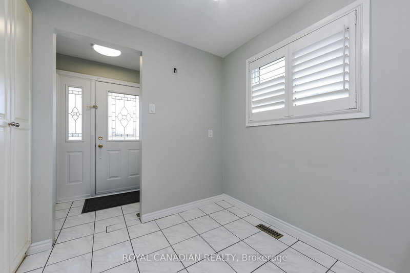 7566 Lockington Cres, Mississauga, L4T 2V5 | Image 3