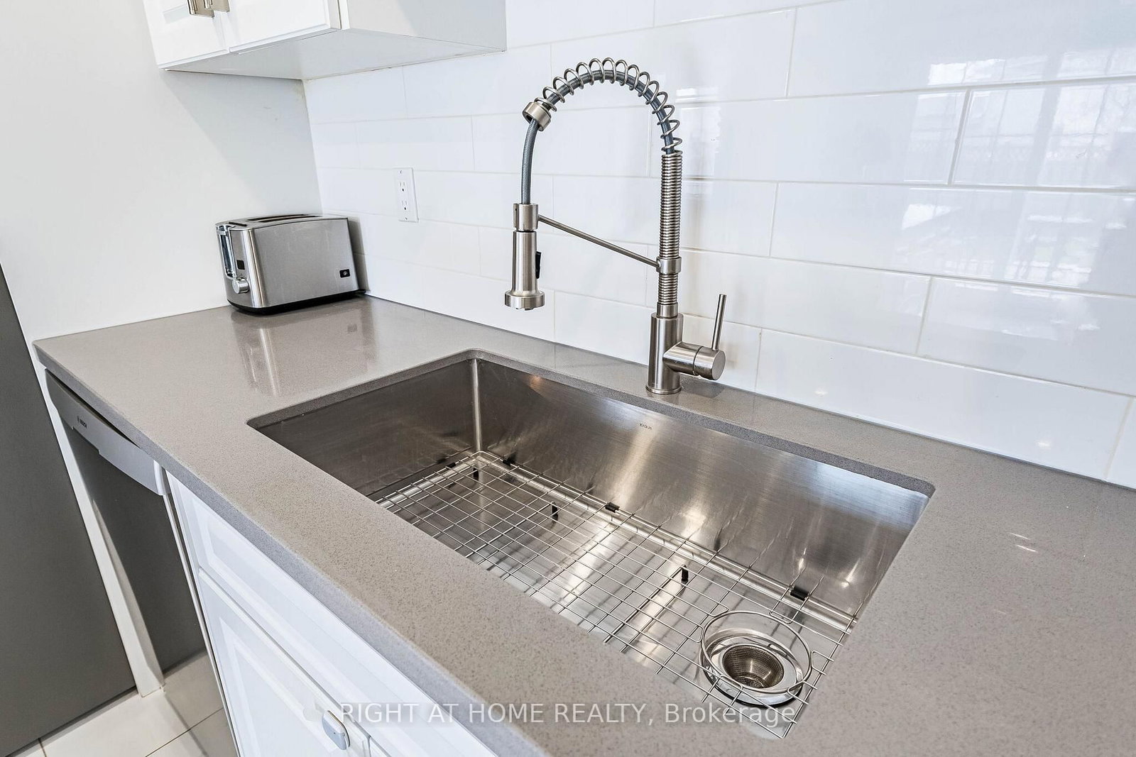 Detached House for sale at 16 Woodside Court, Brampton, Ontario, L6Y 3Z3 - Fletcher's Creek South - MLS: W13012312