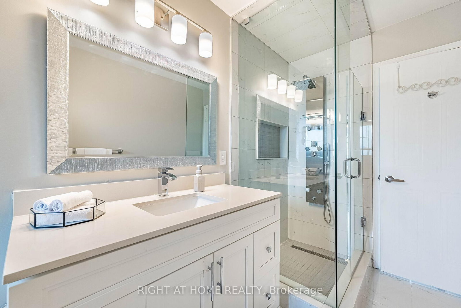 Detached House for sale at 16 Woodside Court, Brampton, Ontario, L6Y 3Z3 - Fletcher's Creek South - MLS: W13012312