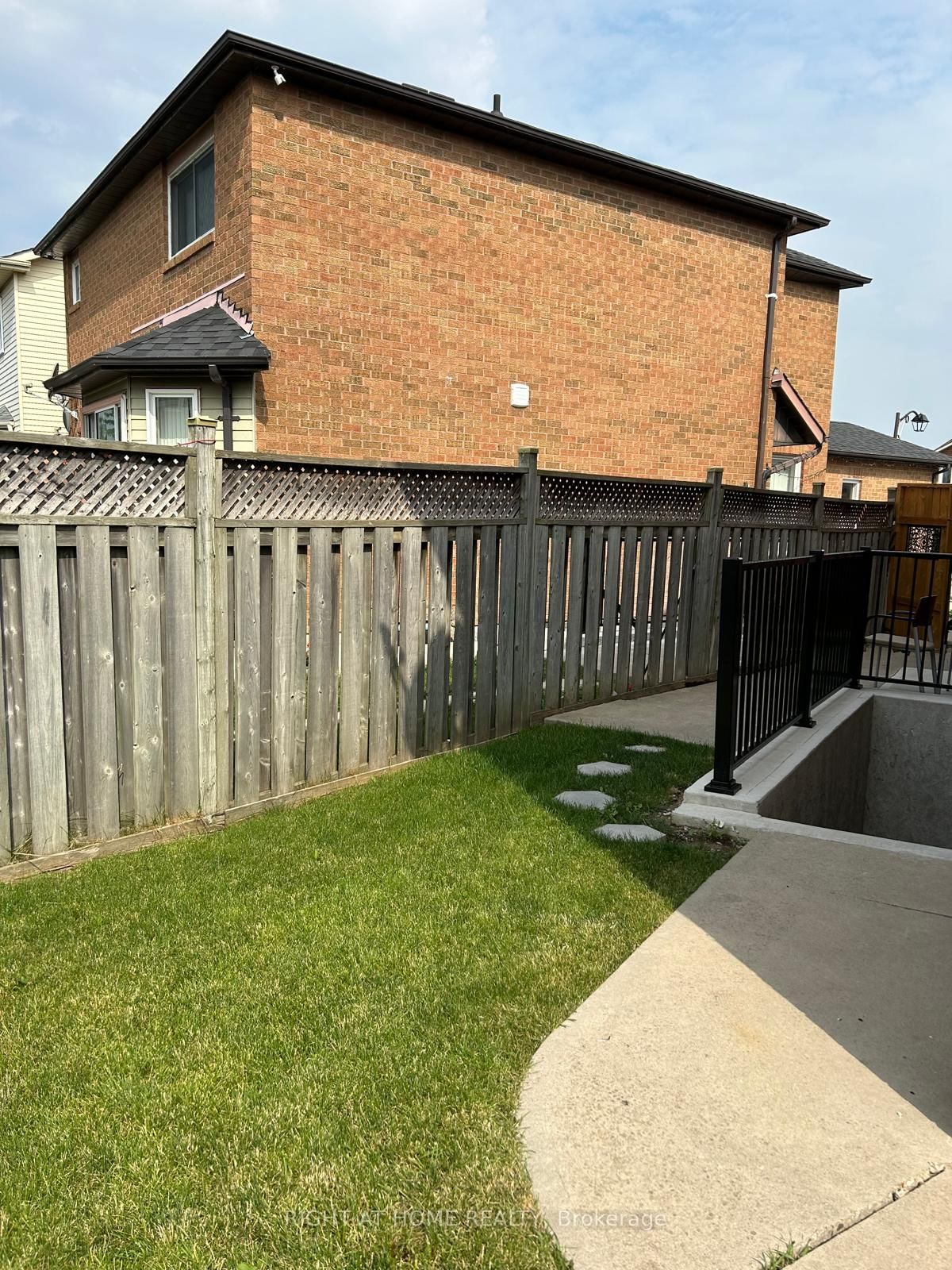 Detached House for sale at 16 Woodside Court, Brampton, Ontario, L6Y 3Z3 - Fletcher's Creek South - MLS: W13012312