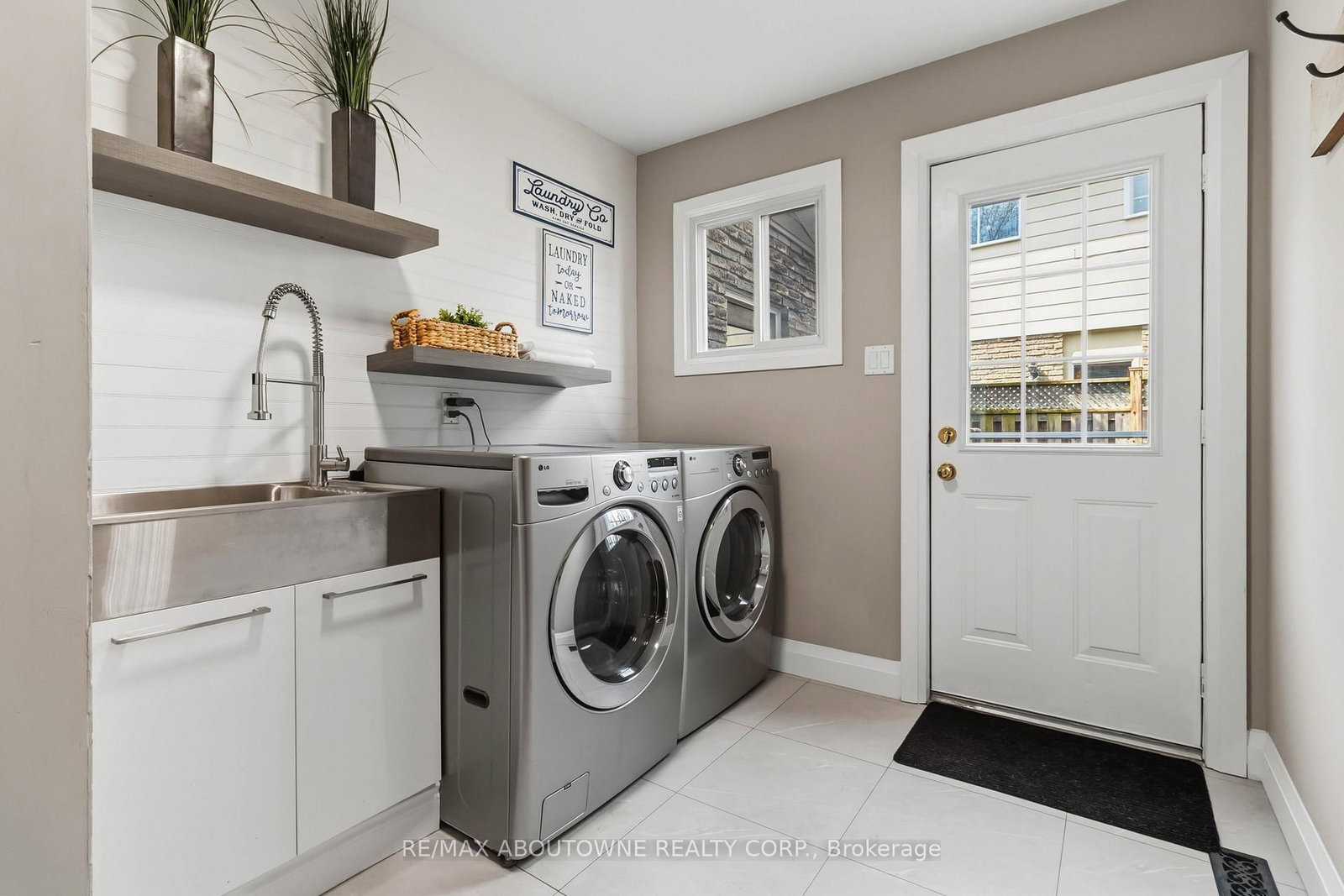 2485 Woburn Crescent - Photo 20