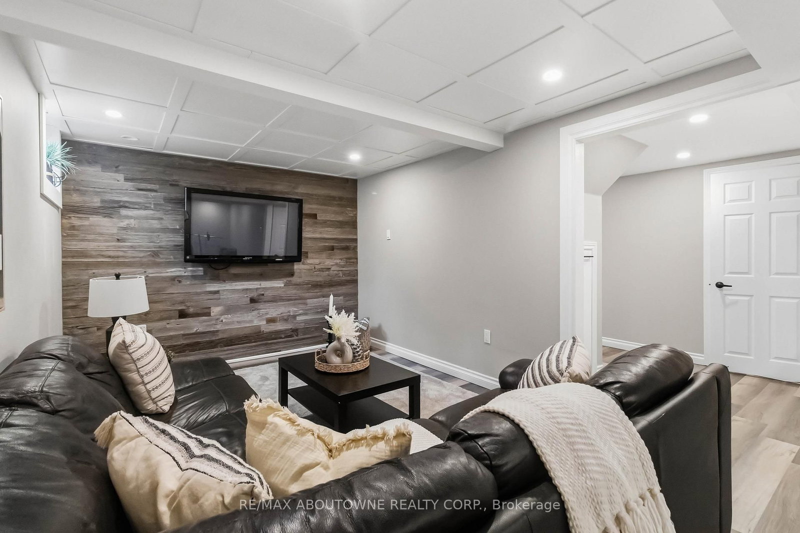 2485 Woburn Crescent - Photo 33