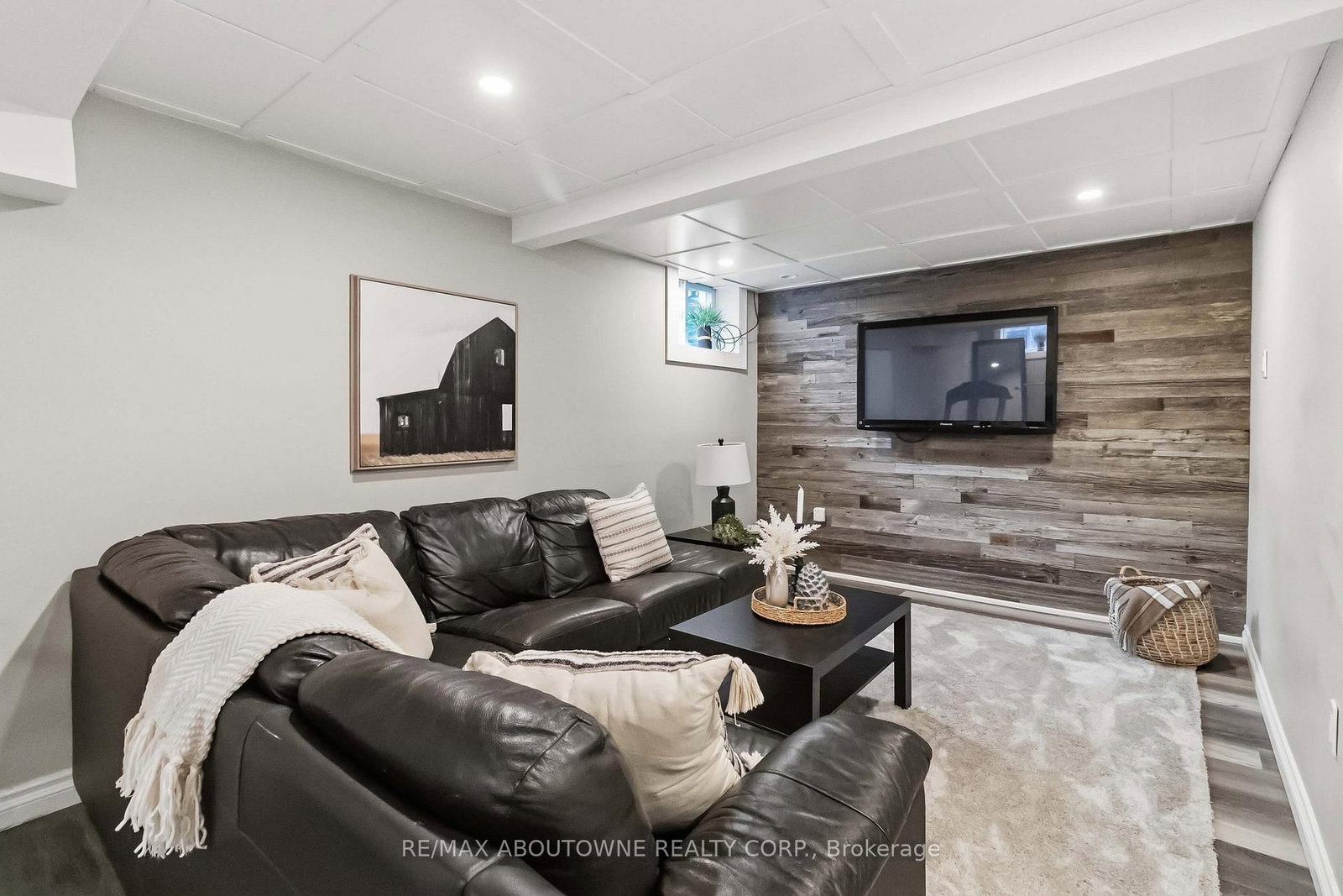 2485 Woburn Crescent - Photo 34