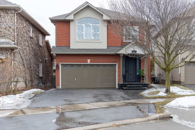 5-bed Detached House · 2434 Blue Holly Cres