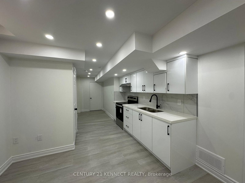 Bsmt - 86 Oakmeadow Dr, Brampton, L7A 2L9 | Image 3