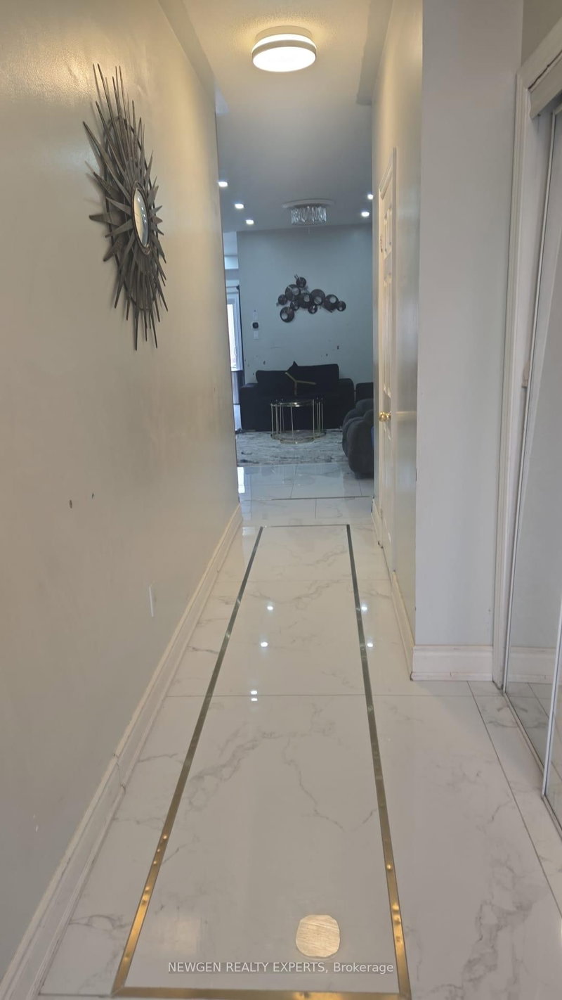 22 Frenchpark Circ, Brampton, L6X 0Y5 | Image 2