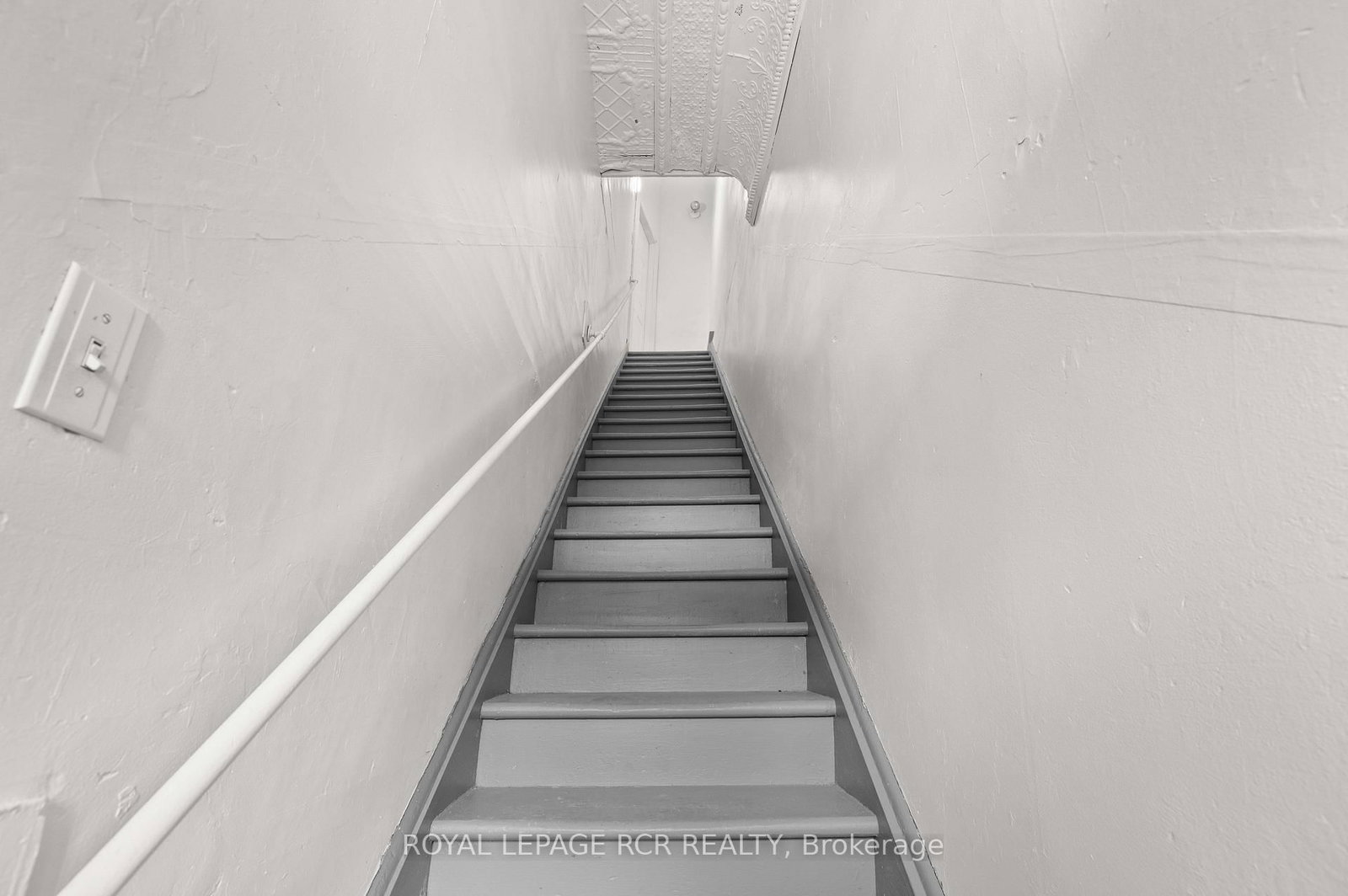 137 Broadway, Unit Upper - Photo 3