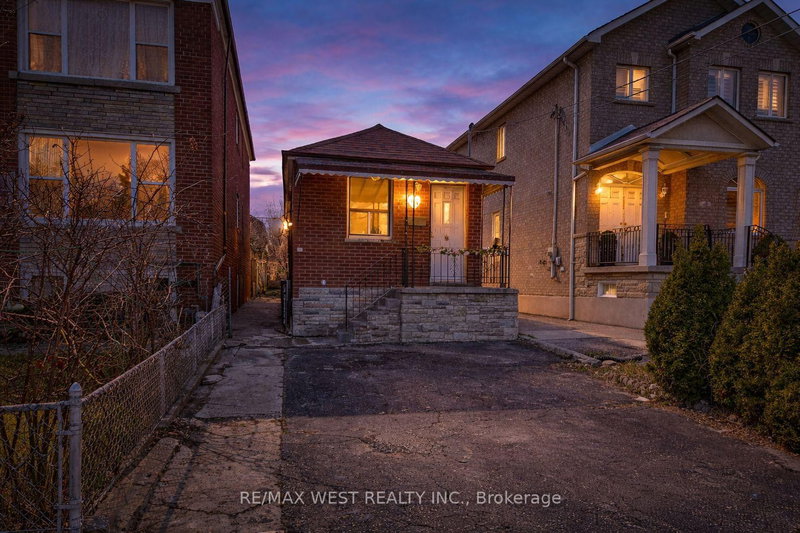 538 McRoberts Ave, Toronto, M6E 4R6 | Image 2
