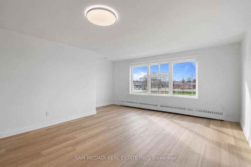 1018 Burnhamthorpe Rd E, Mississauga, L4Y 2X6 | Image 2