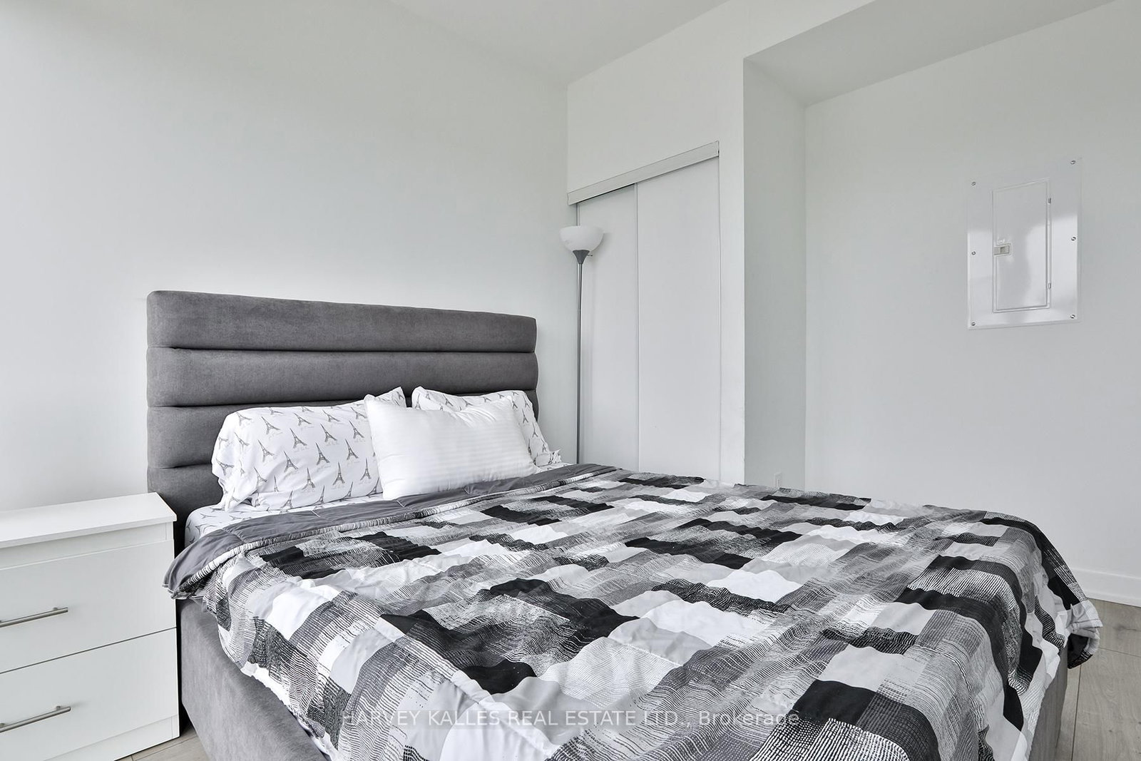 215 Lakeshore Road W, Unit 206 - Photo 17