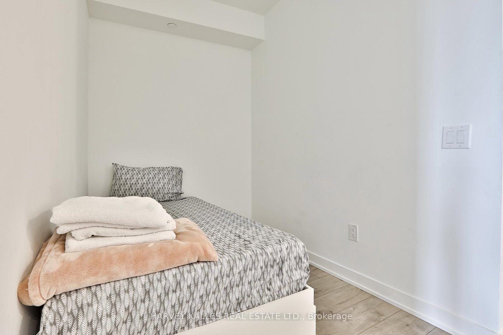 215 Lakeshore Road W, Unit 206 - Photo 18
