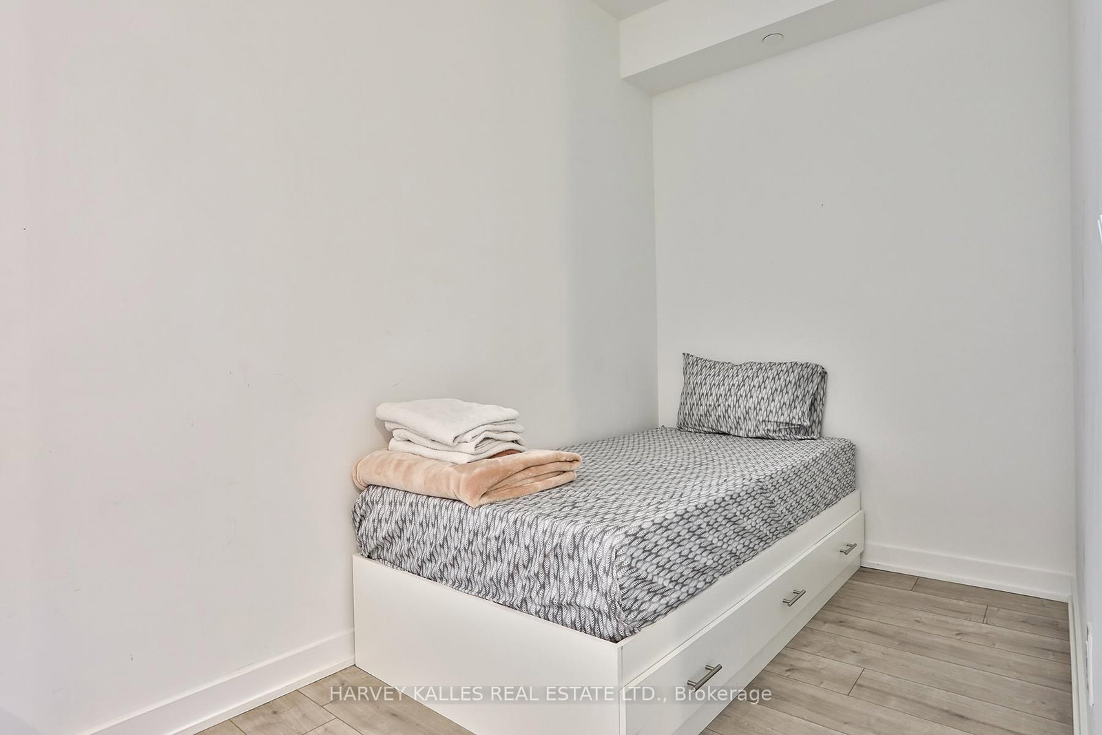 215 Lakeshore Road W, Unit 206 - Photo 19