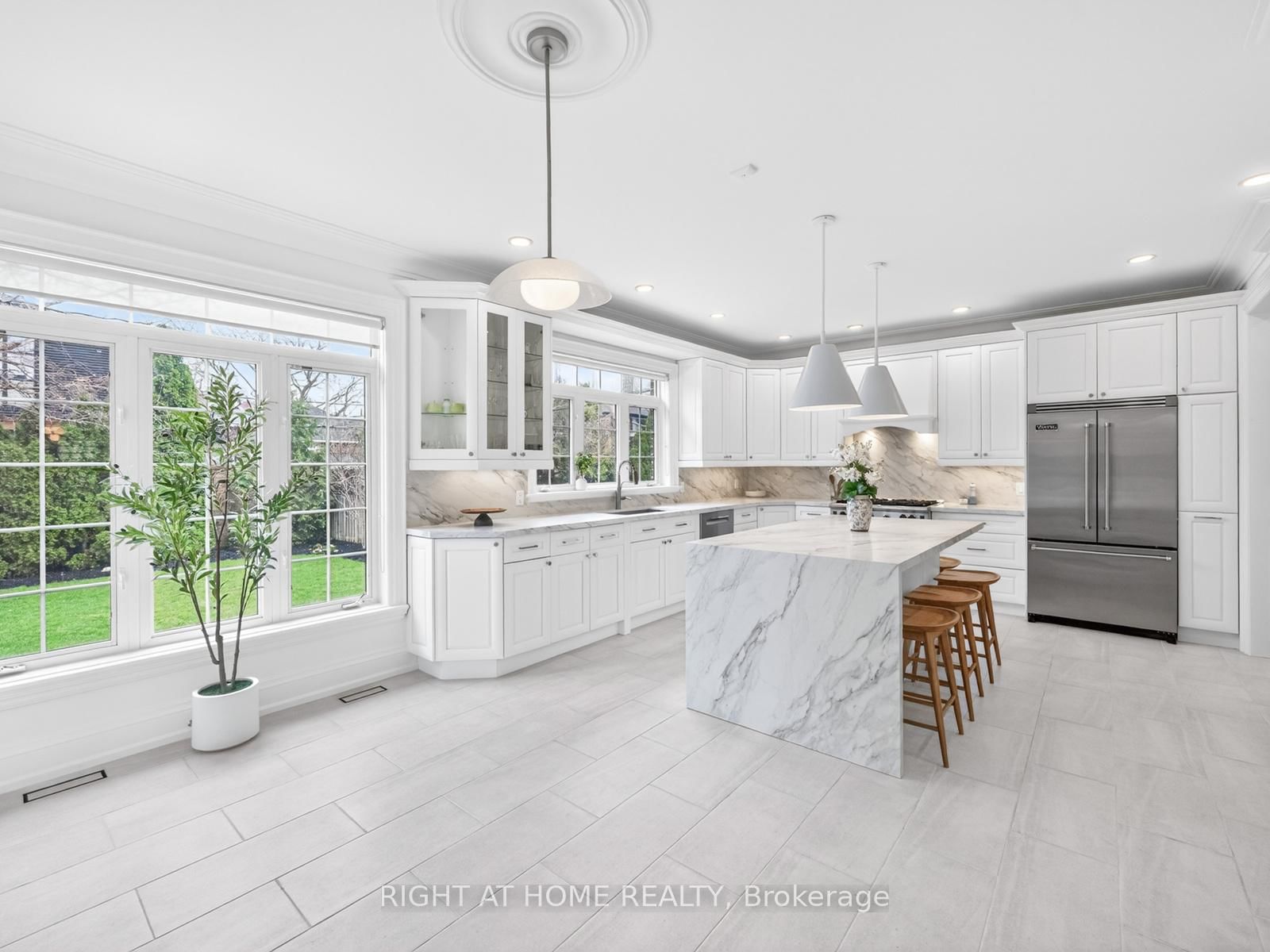 Detached House for sale at 36 Gardenvale Road, Toronto, Ontario, M8Z 4B9 - Stonegate-Queensway - MLS: W13014556