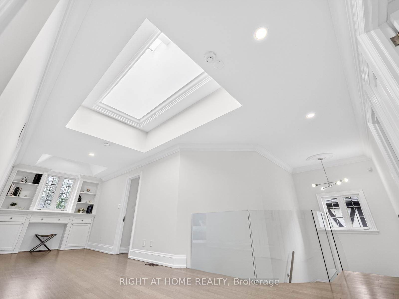 Detached House for sale at 36 Gardenvale Road, Toronto, Ontario, M8Z 4B9 - Stonegate-Queensway - MLS: W13014556